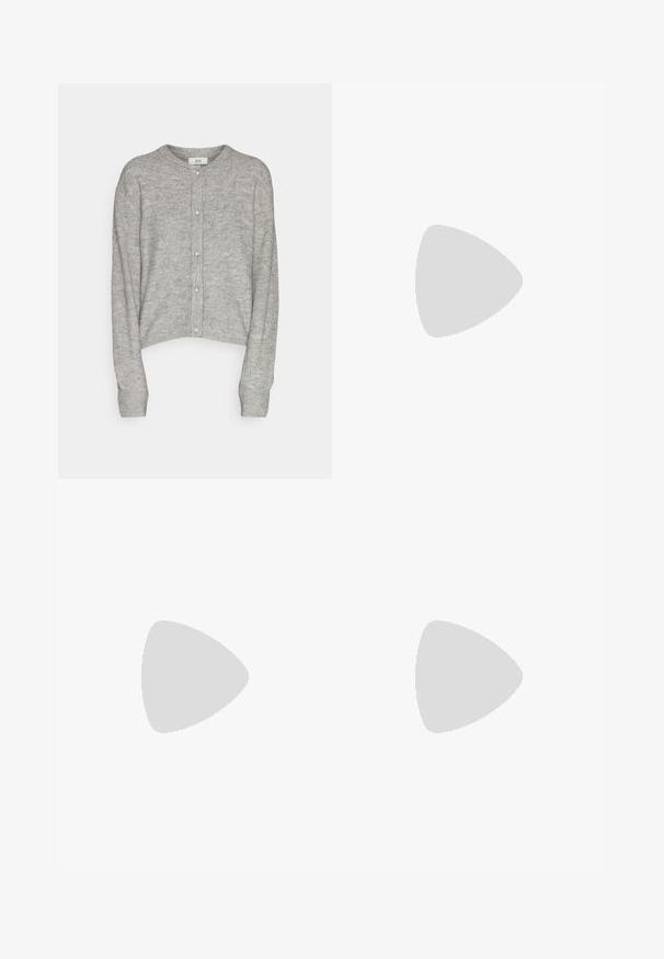 JDY JDYLUMI LIFE BUTTON - Kofta - medium grey melange; Svart kortärmad t-shirt i bomull. Har rund hals, avslappnad passform och ren fåll utan synliga mönster eller detaljer.; Ljust blå vida jeans i denim, med hög midja, fem fickor och en enda knappstängning. Mjuk textur med blekt finish.; Svart läderpumps med spetsig tå, ankelrem och kraftig klack. Slät textur, stilren design och minimalistisk estetik.