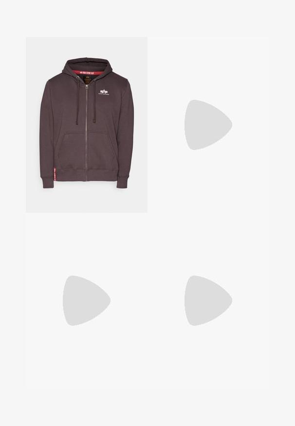 Tmavošedá mikina na zips vyrobená z mäkkého materiálu. Obsahuje prednú kapsu, rebrované manžety a lem, s logom na hrudi a červeným vnútorným podšívaním.; Biela bavlnená tričko s krátkymi rukávmi, okrúhlym výstrihom, uvoľneným strihom a žiadnymi viditeľnými logami alebo vzormi. Hladká textúra a minimálny dizajn.; Hematná košeľa s dlhým rukávom, s olivovým, modrým a žltým károvaným vzorom, bielymi gombíkmi a golierom na gombíky.; Široké modré džínsy s vyblednutým umývaním, dizajnom s piatimi vreckami a zapínaním na gombík. S opaskovými pútkami a prešitými detailmi.; Čierne kožené spoločenské topánky s okrúhlym špičkou, šnurovacím dizajnom a nízkym zloženým podpätkom. Hladký povrch s minimálnymi švovými detailmi.