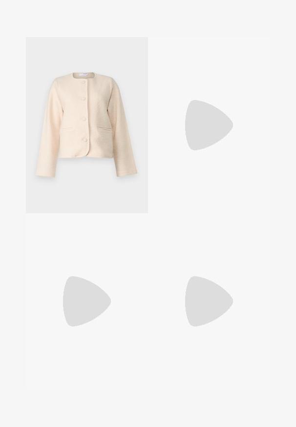 Lys beige cardigan-jakke med tekstureret overflade, rund halsudskæring, fire knaplukninger og to frontlommer. Lige lange ærmer.; Hvid kortærmet t-shirt lavet af bomuld. Har en rund halsudskæring og en afslappet pasform. Glat tekstur uden synlige mønstre eller detaljer.; Lyseblå vide denimbukser med høj talje, frontlommer og standard knaplukning. Glat tekstur.; Mørkeblå lædersneakers med tre beige striber, en struktureret tåhætte og en brun gummisål, som har en kontrasterende hvid hældetalje.