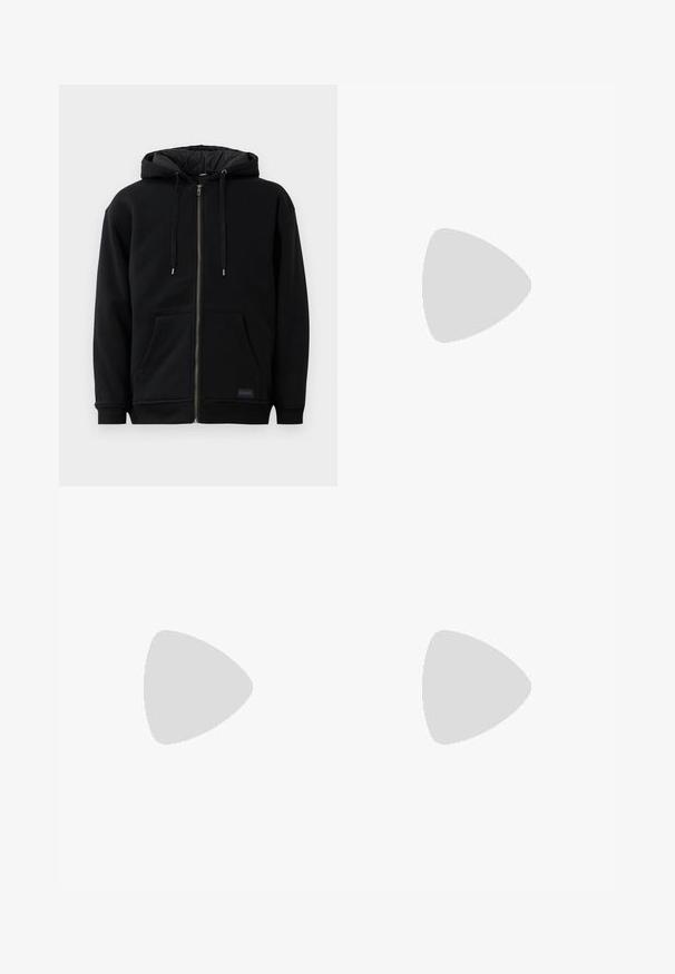 Melna fleece jaka ar rāvējslēdzēju, aprīkota ar šnurēšanas kapuci, priekšējiem kabatām un ribotām piedurknēm. Iekšpusei ir kviltota tekstūra.; Melns kokvilnas T-krekls ar apaļu kaklu, īsām piedurknēm un baltu "new balance" un "ATHLETICS" tekstu uz priekšpuses.; Baltas kokvilnas kargo bikses ar brīvu piegriezumu. Iezīmes ietver priekšējās kabatas, zeltītas detaļas un pastiprinātas ceļa daļas.; Melna skriešanas apavi ar jauktu acu audumu un sintētiskiem materiāliem, masīvu zoli, izliekta dizaina elementiem un izteiktu zīmola logotipu uz sāniem.