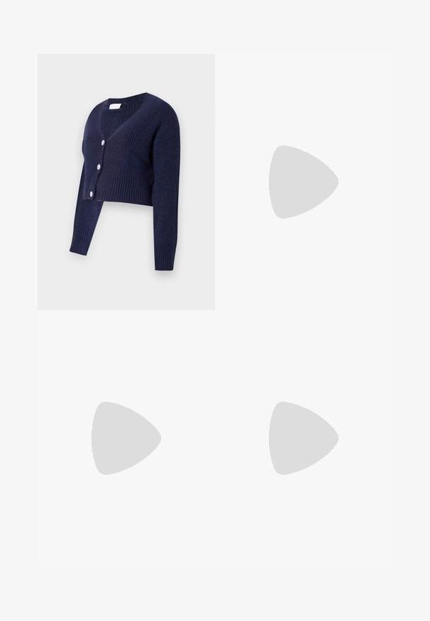 Jūras spēku zils, īss kardigāns, izgatavots no ribotu adījumu materiāla. Iespējas ietver dziļu V veida kaklu un četras apaļas dekoratīvas pogas priekšpusē.; Melnas un baltas grūtniecības T-krekli, īsām piedurknēm, no mīkstas kokvilnas, ar slāņu dizainu, kas ietver savilkta sadaļu augošam vēderam.; Melnas grūtniecības bikses ar elastīgu, cieši pieguļošu jostu un platu kāju dizainu. Izgatavotas no mīksta auduma, kas nodrošina komfortu un atbalstu.; Melni ādas potītēm zābaki ar apļveida purngalu, auklām priekšpusē un biezu gumijas zoli ar teksturētu protektoru. Velkšanas cilpa aizmugurē.