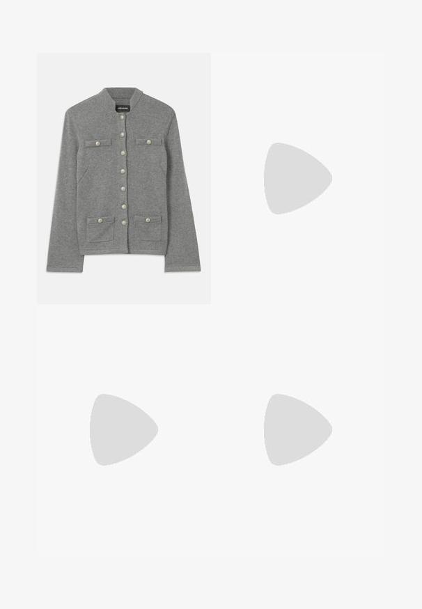 Grauer gestrickter Cardigan mit rundem Kragen, vorderem Knopfverschluss, zwei aufgesetzten Taschen und perlenartigen Akzenten auf den Knöpfen.; Schwarzes, verkürztes T-Shirt aus Baumwolle. Hat einen runden Halsausschnitt und kurze Ärmel. "MICHAEL KORS" in passender Farbe auf der Vorderseite gestickt.; Schwarze ausgestellte Hose mit einer glatten Textur, tailliertem Bund und Fronttaschen, entworfen mit einer eleganten, modernen Silhouette.; Schwarzer Leder-Slingback-Schuh mit spitz zulaufender Zehenpartie, dekorativen Riemen mit METALLÖSEN und niedrigem Blockabsatz. Strukturelle Oberfläche.