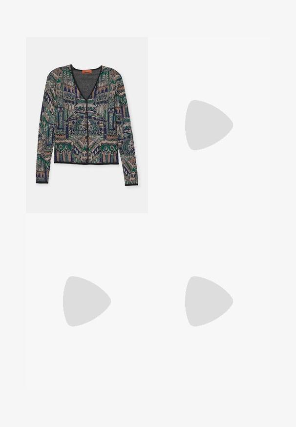 Missoni BUTTONED CARDIGAN - Gilet - multicolor blue tones; T-shirt sans manches blanc en tissu côtelé, avec un col rond et une silhouette ajustée. Texture lisse, sans motifs ni accents visibles.; Jupe en denim avec un motif patchwork composé de sections bleues clair et moyen, ourlets effilochés et taille haute. Style classique à cinq poches.; Ballerines en cuir noir avec un bout rond, texture lisse, détails de couture minimalistes et design de semelle flexible.