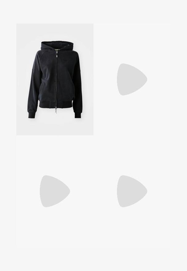 Fato preto com fecho éclair feito de material suave, com capuz ajustável por cordão, punhos e bainha canelados, apresentando um logótipo no peito e dois bolsos frontais.; T-shirt de algodão preto com mangas curtas, apresentando o número "95" impresso em branco na parte da frente e costura contrastante ao longo das bordas.; Calças atléticas pretas com um tecido brilhante e suave, apresentando uma cintura elástica, pernas largas e um pequeno logotipo do lado esquerdo.; Tênis atléticos pretos com um cabedal texturizado, detalhes prateados e um solado estampado, combinados com uma peça longa preta. Ambientado sobre um tapete azul.