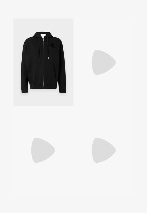 Crna zip-hoodica s prednjim džepovima, špagama i uzdignutim "cK" logom na lijevoj strani prsija, prikazana na bijeloj pozadini.; Bijela pamučna majica s crnim "CK" logotipom i natpisom "Calvin Klein Jeans", kratki rukavi i klasičan okrugli izrez.; Plave slim-fit traperice s pet džepova, izblijedjeli završetak, zatvaranje na gumba i petlje za remen, prikazane na bijeloj pozadini.; Crne planinarske cipele s višeslojnim dizajnom, teksturiranom tkaninom i gumenenim potplatom, s ojačanim dijelovima i vezicama sprijeda.