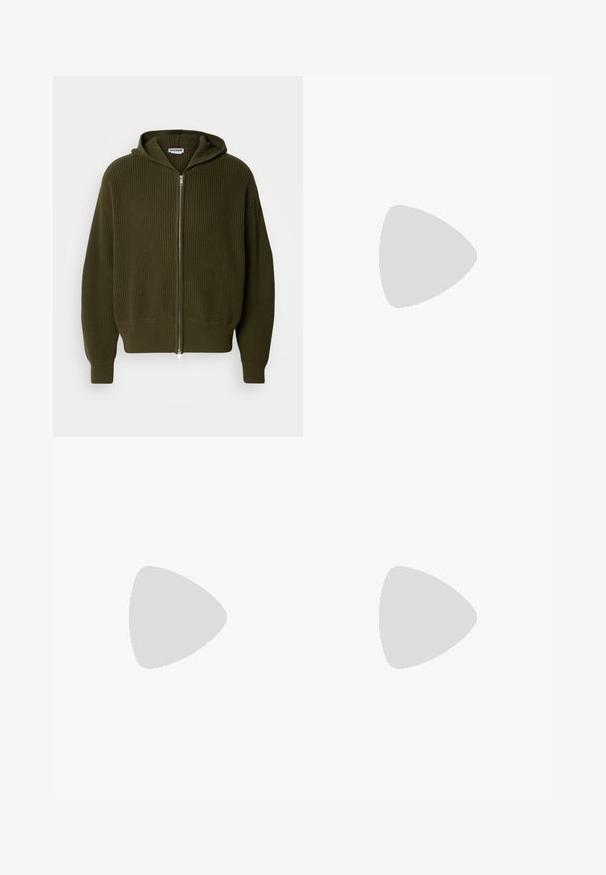 Olivgrön zip-up huvtröja i ribbad textur med kapuschong och vida ärmar. Har en silverdragkedja och stickade mudd vid nederkanten och ärmarna.; Vit bomull t-shirt med korta ärmar, rundad halsringning, avslappnad passform och utan synliga logotyper eller mönster. Slät textur och minimal design.; Breda jeans i en ljusgrå tvätt. Har en urtvättad finish, fem fickor och knappstängning. Materialet är mjuk denim.; Svart löparsko med silverdetaljer, GORE-TEX-material, texturerad sula och färgglada snören. Har en vadderad häl för stöd.
