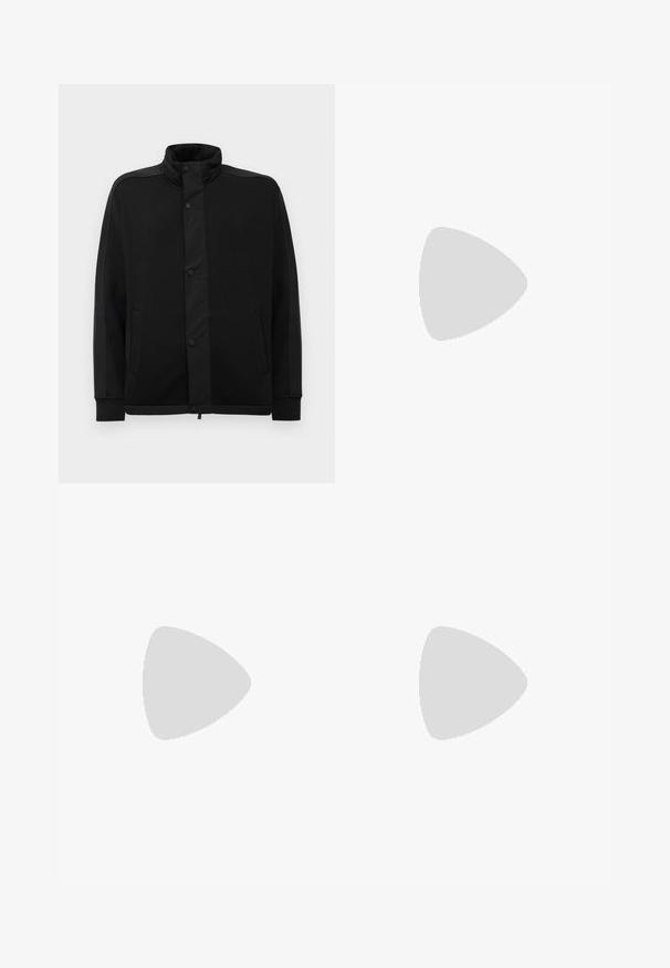 Svart jakke med høy krage, trykknapper og kontrasterende stoffpaneler. Har to sidelommer og ribbestrikkede ermer for en tettsittende look.; Svart oversized t-skjorte med kort erm og rund hals, med synlig Filippa K-merkelapp inne i kragen.; Sorte bukser laget av et glatt stoff, med en fold foran, knappelukking, og oppbrettede mansjetter ved ankelen.; Sorte semskede sneakers med hvit gummisåle, med tonale sømmer og snøring. Glatt tekstur med en moderne, strømlinjeformet form.