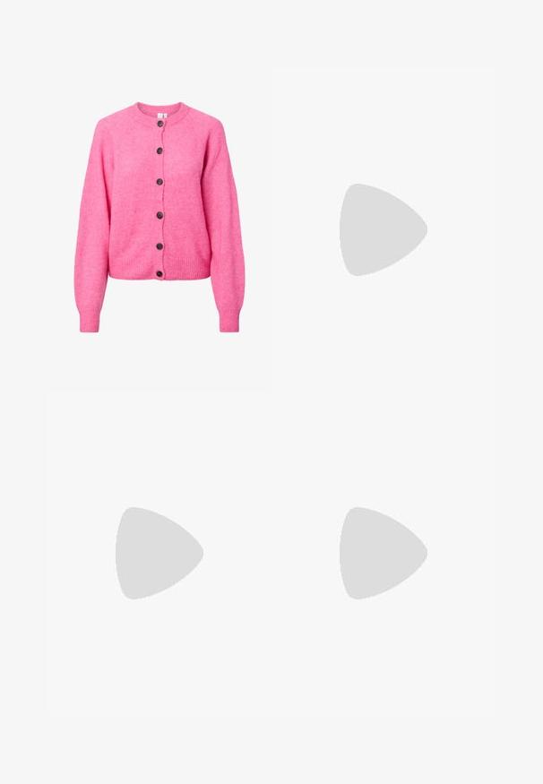 Φωτεινό ροζ πλέκτο ζακέτα με μακριά μανίκια, στρογγυλή λαιμόκοψη, ραμμένα μανίκια και στρίφωμα, και έξι σκούρα κουμπιά μπροστά.; Λευκή πουκαμίσα με κουμπιά, φτιαγμένη από λείο βαμβάκι, με κλασικό γιακά, μακριά μανίκια και καμπυλωτό στρίφωμα. Τα κουμπιά είναι μικρά και λευκά.; Φαρδιά παντελόνια από σκούρο γκρι ύφασμα, με ψηλή μέση, μονές πτυχές και λεία υφή με καθαρή τελείωση στις άκρες.; Μαύρες πατεν leather γόβες με αιχμηρή μύτη, τετράγωνη φτέρνα και λουράκι αστραγάλου, συνδυασμένες με γκρι ριγέ ζεστά ποδιές και καφέ σουέντ φούστα.