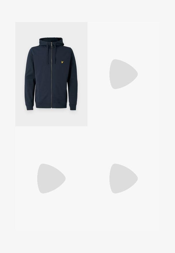 Lyle & Scott HYBRID HOODIE - Jersey con capucha - dark navy; Camiseta de algodón blanca con un pequeño logo bordado en negro y amarillo en el lado izquierdo del pecho. Mangas cortas y cuello redondo.; Pantalones jogger de algodón negro con cintura elástica, cordón y puños acanalados. Presenta un pequeño logo amarillo en el muslo izquierdo.; Zapatillas de cuero blanco con superficie lisa, que presentan un diseño clásico de cordones, perforaciones para la transpirabilidad y una suela exterior de goma texturizada.