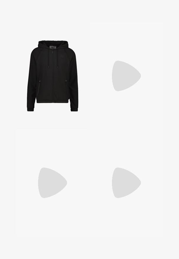 Giacca nera con cappuccio realizzata in tessuto morbido. Presenta una chiusura con zip frontale, due tasche laterali e polsini elastici. Logo discreto sul petto.; T-shirt nera in cotone con il testo "HUGO" rosso audace sul davanti, maniche corte, scollo rotondo e vestibilità rilassata.; Pantaloni felpati neri realizzati in tessuto morbido, con vita regolabile tramite cordoncino, vestibilità slim e una patch rossa con logo sulla coscia sinistra.; EA7 Emporio Armani LACES UNISEX - Sneakers basse - black/white