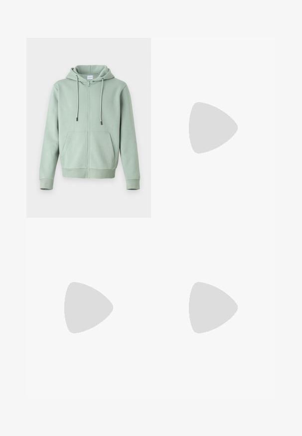 Lysegrønn zip-up hettegenser laget av myk stoff, med frontglidelås, justerbare snorer og to sidelommer.; Hvit T-skjorte med kort erm i ribbestrikket tekstur. Rund hals, avslappet passform, ingen synlige mønstre eller detaljer. Enkelt og allsidig design.; Svarte cargo-bukser med rett snitt, med sidelommer, knappelukking og elastiske snorer ved anklene. Laget av slitesterkt stoff.; Hvit sneakers med en glatt læroverdel og suedeforsterkninger. Har en perforert tå, flate lisser og en gummisåle med teksturert detaljering.