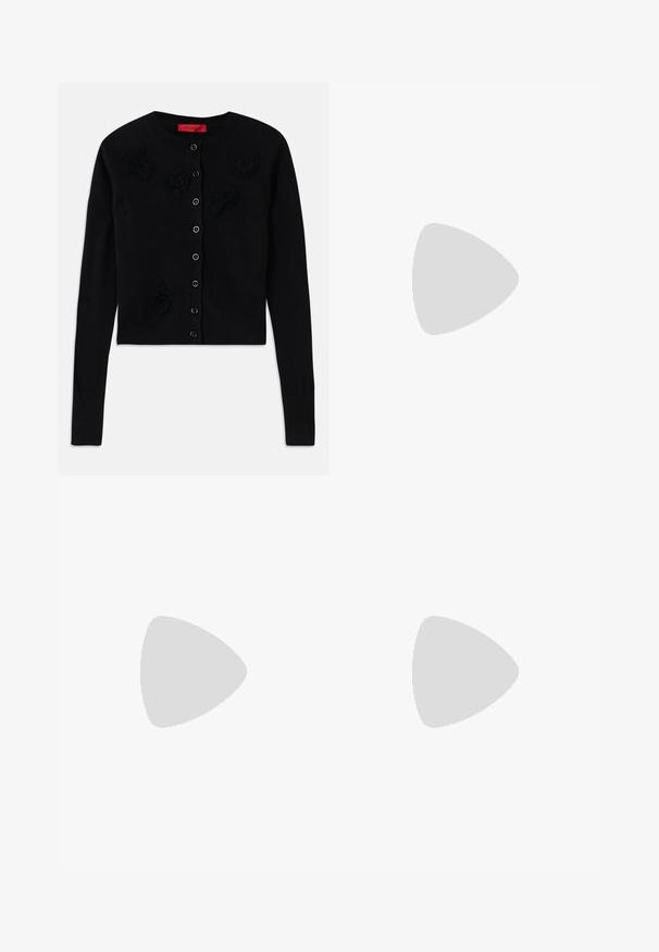 Cardigan scurt negru cu mâneci lungi, având un decolteu rotund, aplicații florale negre și închidere cu nasturi. Textură netedă, manșete striate.; Tricou alb scurt dintr-un material moale, cu mâneci scurte, decolteu rotund și detalii ribbrate la margine. Design simplu și fără embellishments.; Pantaloni negri cu dungi, cu o croială adaptată, având o tivă cu manșetă și pliuri frontale. Construiți dintr-un material neted cu un design structurat.; Pantofi slingback din piele patent neagră, cu vârful ascuțit, tocul subțire și un design discret cu decupaj. Se evidențiază printr-un cataramă aurie pe curea.