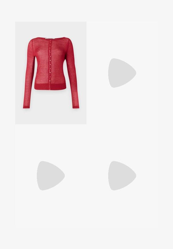 Rød langærmet cardigan lavet af gennemsigtigt stof, med rund halsudskæring, frontknaplukning med runde knapper og ribbede mansjetter.; Sort kortærmet top lavet af strækbart stof, med et tætsiddende design og samling detaljer på siderne. Glat tekstur, klassisk form.; Sorte denimbukser med lige ben, fem lommer, metalknaplukning og diskrete syningsdetaljer. Glat tekstur.; Bershka Højhælede sandaletter / Højhælede sandaler - black; Bordeaux læderhåndtaske med et blødt, samlet design og en rund form. Håndtaget er sikret og viser en glat tekstur.