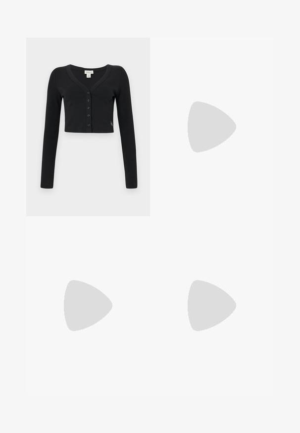 Μαύρο κοντό κάρντιγκαν φτιαγμένο από ραμμένο ύφασμα. Διαθέτει μακριά μανίκια, V-λαιμόκοψη και σειρά από έξι κουμπιά μπροστά. Μινιμαλιστικός σχεδιασμός.; Λευκό κοντομάνικο μπλουζάκι φτιαγμένο από βαμβάκι, με διακοσμητική δαντέλα κατά μήκος των μανικιών και στρογγυλή λαιμόκοψη.; Πλάι-πλάι τζιν σε μαύρη denim με φερμουάρ μπροστά, σχέδιο με πέντε τσέπες και διακριτές ραφές. Λείος υφασμάτινος χαρακτήρας και χαλαρός στυλ.; Ανοιχτό μπλε αθλητικά παπούτσια με πράσινες λεπτομέρειες, από σουέτ και συνθετικό υλικό, με τρεις ρίγες και υφή στην σόλα. Συνδυασμένα με χαλαρούς τζιν παντελόνες.