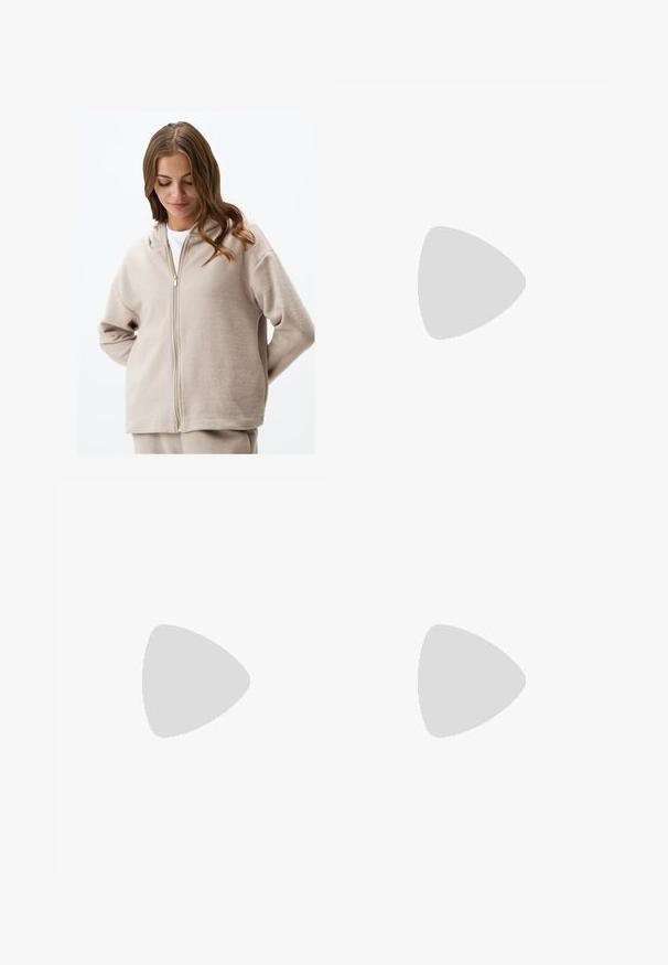 Felpa beige con zip realizzata in morbido pile. Caratterizzata da un cappuccio con coulisse, maniche lunghe e una vestibilità rilassata. La cerniera dorata aggiunge un tocco di dettaglio.; Top grigio corto a maniche lunghe con scollatura a V profonda, design avvolgente e dettaglio con fiocco in vita. Materiale morbido con una texture liscia.; Top avvolgente grigio chiaro a maniche lunghe con scollatura a V profonda e cintura regolabile in vita, abbinato a pantaloni a palazzo coordinati in tessuto morbido e elasticizzato.; Sneakers in suede grigio con lacci bianchi, strisce nere e suola in gomma bianca. Presentano un logo circolare sulla linguetta e una suola in gomma.; Borsa in tela color beige chiaro con due manici resistenti, rifiniture bianche a contrasto e logo "THE NORTH FACE" in nero sul davanti.