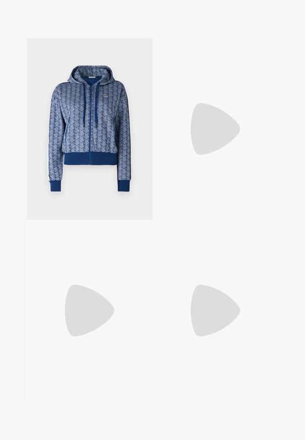 Felpa blu con zip e motivo geometrico, con cordini e polsini a costine. Presenta un logo sul petto. Realizzata in tessuto morbido.; Maglietta in cotone bianco con vestibilità comoda, maniche corte e scollatura a girocollo. Presenta un design minimalista, senza motivi o dettagli.; Pantaloni corti neri con un design sartoriale, caratterizzati da pieghe frontali, una parte anteriore piatta e una chiusura con un solo bottone. Tessuto dalla superficie liscia.; Sneakers alti in tela nera con punta in gomma, lacci bianchi e patch con logo Converse. Presentano suola e cuciture bianche a contrasto.; Borsa a spalla nera in nylon con parte superiore curvata, tracolla regolabile e dettagli con logo. Texture liscia e design minimalista senza hardware visibile.