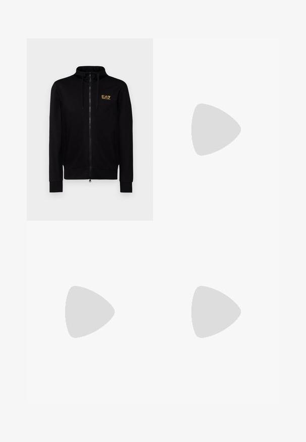 Felpa nera con zip realizzata in tessuto liscio, con colletto alto, due tasche laterali e logo EA7 dorato sul petto.; T-shirt bianco in cotone con scollatura rotonda e maniche corte, con il logo oro EA7 Emporio Armani stampato sul fronte.; Pantaloni sportivi neri realizzati in tessuto morbido, con vita elastica e un piccolo logo EA7 giallo sulla parte bassa della gamba sinistra.; Sneaker in pelle bianca con una finitura liscia, punta rotonda, lacci piatti e suola testurizzata. Presenta un logo discreto sul tallone.