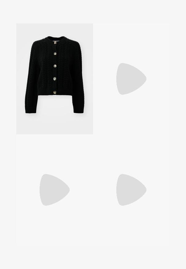 Selected Femme SLFBIRTE CABLE CROPPED  - Cardigan - black; Ribbet cropped t-shirt i navy og hvid. Korte ærmer, rund halsudskæring, blødt stof med vandrette striber og en afslappet pasform.; Lysblå flagrende jeans lavet af denim, med høj talje, fem lommer og en enkelt knaplukning. Blød tekstur med en falmet finish.; Sorte læder platform sko med en klodset blokhæl, rund tå og traditionelt snøredesign. Har en glat tekstur og minimal detaljering.