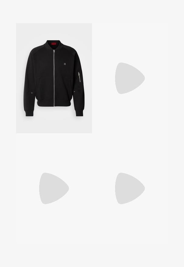 Sort zip-up bomberjakke med ribbet krave, sidelommer og lynlås-lomme på ærmet. Har et logo-patch på brystet og en glat tekstur.; Sort bomulds T-shirt med fed rød "HUGO" tekst foran, korte ærmer, rund halsudskæring og en afslappet pasform.; Sorte sweatpants lavet af blødt stof, med elastik i taljen, slim fit og et rødt logo-patch på venstre lår.; EA7 Emporio Armani LACES UNISEX - Sneakers - black/white