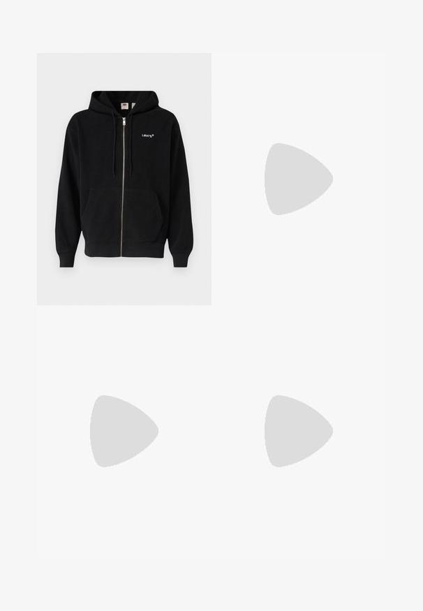Hanorac negru din fleece, cu fermoar, buzunare tip kangur și un mic logo alb Levi's pe piept. Textură moale și manșete cu diformitate.; Tricou alb din bumbac, cu mâneci scurte, guler rotund și un text grafic roșu "FRUCTE DELICIOASE ȘI RACORITOARE" pe față.; Pantaloni negri dintr-un material ușor, cu croială dreaptă, închidere cu nasture în față, bucle pentru curea și buzunare pe laterale.; Adidași din piele albă cu un finisaj neted, vârf rotunjit, șireturi plate și o talpă texturată. Accente din piele întoarsă gri la călcâi.