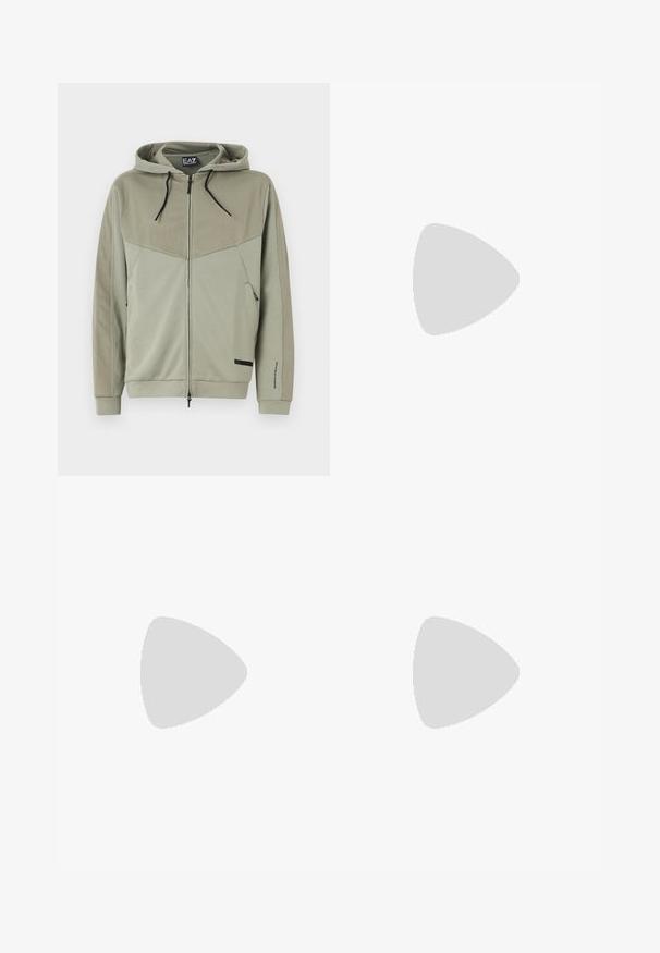 Sudadera con cremallera verde que presenta una parte superior de malla texturizada, capucha con cordones y bolsillos laterales; cuenta con un panel inferior sólido y detalle de marca.; Camiseta blanca de algodón con escote redondo y mangas cortas, con un logo dorado de EA7 Emporio Armani impreso en el frente.; Pantalones cortos deportivos negros de tejido suave, con una cintura elástica y un pequeño logo amarillo de EA7 en la parte inferior de la pierna izquierda.; Zapatilla de cuero blanca con un acabado suave, puntera redonda, cordones planos y suela texturizada. Cuenta con un sutil logo en el talón.