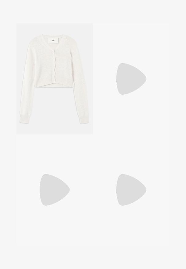 Trumpas baltas kardiganas su V formos iškirpte, mygtukų uždarymu ir raštuotais rankogaliais. Pagamintas iš minkštos viršutinės medžiagos su subtilia tekstūra.; Baltas trumpas rankovėmis megztinis su apvaliu kaklu, pasižymintis lygia tekstūra ir subtiliais raštuotais akcentais rankovėse bei apykaulyje.; Juodi platūs kelnių kelnės su lygiu paviršiumi, turinčios aukštą liemenį ir centrinės raukšlės. Nėra matomų raštų ar metalinių detalių.; MAX&Co. SOHO - Aukštakulniai sandalai - schwarz