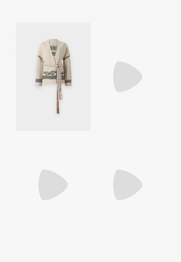 Cardigan lavorato a maglia beige con motivi geometrici neri, apertura frontale, maniche lunghe, cintura regolabile e orlo a coste testurizzato.; T-shirt bianco a maniche corte con una grafica colorata di una donna con occhiali da sole neri, accentuazioni floreali e intricati motivi di sfondo.; Gonna midi bianca in maglia con un motivo testurizzato a righe verticali e dettagli a taglio vicino all'orlo. Vita elasticizzata. Materiale morbido.; Pantofole da balletto nere in pelle con punta arrotondata, texture liscia, dettagli di cucitura minimi e design con suola flessibile.