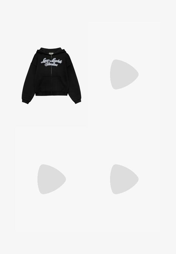 Casaco com fecho na frente em preto, feito de tecido suave. Apresenta um bolso frontal e texto bordado em branco "Low Lights Studios" no peito.; T-shirt de algodão preto com mangas curtas, decote redondo e um pequeno logótipo multicolorido no peito. Barra reta com a parte de trás ligeiramente mais longa.; Calças de algodão bege com corte reto, apresentando bolsos frontais, fecho de botão e bainhas dobradas. Textura suave e design minimalista.; Os ténis Nike Air Max apresentam um design em bege e preto, com um superior liso, amortecimento de ar visível e solas de borracha planas.