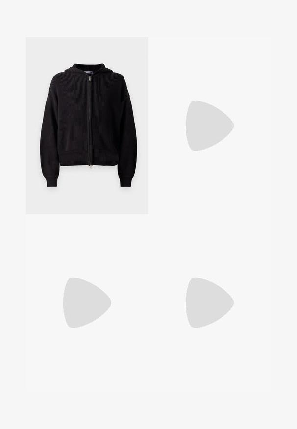 Svart zip-up hettegenser i teksturert strikket stoff, med hette, ribbestrikkede mansjetter og kant. Designet inkluderer en sentral glidelås og løs passform.; Mister Tee T-shirts med print - black; Brune vide bukser med elastisk talje og justerbar snor. Fremstillet af et tekstureret stof med en glat overflade.; Sorte lærersko med en kraftig såle med dype spor, kombinert med grå stripete vide bukser.; Gullfarget metallklokke med svart skive, lysende markeringer og tre subskiver. Har en teksturert rem og "HILFIGER"-logo i midten.; Gullkors-øreringer med glatt overflate og hengende sløyfe, med et enkelt, avlangt design. Hvert kors er ensartet i størrelse.
