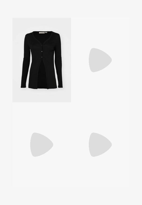 Svart cardigan med lange ermer, V-hals, ribbestruktur og fem knappefester. Har en rett snitt og en delt frontdesign.; Svart bomull T-skjorte med rund hals, korte ermer og et brodert logo på brystet. Enkel, avslappet passform uten mønstre.; Sorte skreddersydde bukser med rett silhuett, med en glatt tekstur og klare pressede bretter foran. Ingen synlig maskinvare.; Sorte lærreim hæler med spiss tå, som har en slank hæl og en gullfarget detalj på den justerbare stroppen. Glatt tekstur.