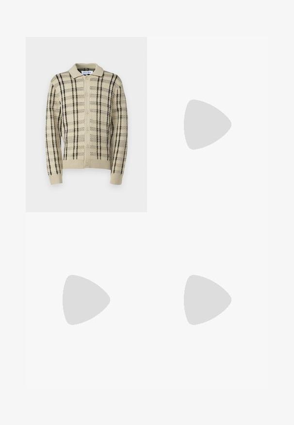 Cardigan lavorato a maglia color beige con colletto, caratterizzato da strisce verticali verdi e nere e chiusure a bottoni. Design testurizzato lungo tutta la superficie.; Camicia a maniche lunghe a quadri marroni e neri realizzata in tessuto, con colletto alla francese e patta abbottonata; presenta maniche con polsini.; Pantaloni in denim nero con taglio dritto, design a cinque tasche e chiusura frontale con bottone. Tessuto liscio con dettagli di cucitura minimi.; Sneaker nere con una toma superiore in pelle con effetto croc embossato, punta rotonda e suola in gomma bianca a contrasto con una finitura liscia.