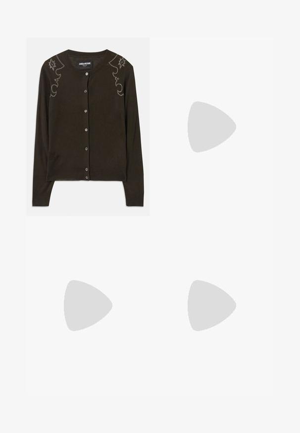 Tmavě hnědý svetřík z měkké tkaniny, s kulatým výstřihem, dlouhými rukávy a dekorativními rhinestonovými kamínky podél ramen.; Bílý tričko s dlouhými rukávy vyrobené z měkké tkaniny, má kulatý výstřih a přiléhavý střih. Minimalistický design bez vzorů nebo akcentů.; Kostkovaná textilie v modré, hnědé a černé barvě, zdobená dvěma černými umělými koženými popruhy se stříbrnými sponami v oblasti pasu. Viditelný zip.; Hnědé kožené vysoké boty po kolena s několika přezkami, kulatou špičkou a nízkým širokým podpatkem. Mají texturovaný povrch a nastavitelné popruhy.; Černá kožená tkaná taška přes rameno s zaoblenou rukojetí a měsíčkovým tvarem na jednobarevném pozadí.