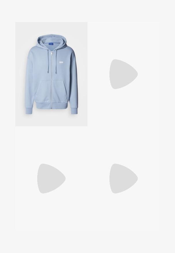 Lichtblauwe zip-up hoodie van zacht materiaal met een kangoeroezak, verstelbare drawstring capuchon en een klein wit logo op de borst.; Blauw T-shirt met korte mouwen, gemaakt van zachte katoen, met een vierkante zak en een donkerblauw logo. Klassiek ontwerp met ronde hals.; Lichtblauwe wijde jeans met een zwarte elastische tailleband, voorzien van een trekkoordsluiting en een klassieke vijf-pocket ontwerp.; Zwarte enkelboot met een gladde afwerking, elastische zijpanelen en een contrasterende rode treklus, met een dikke rubberen zool en een afgeronde teen.