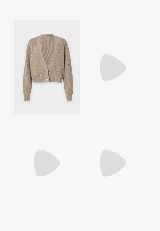 Béžový pletený kardigan s hlubokým V-výstřihem, dvěma velkými knoflíky a multibarevnými tečkami. Krátký design s dlouhými, přiléhavými rukávy.; Bílá košile s krátkým rukávem a zapínáním na knoflíky, s špicatým límečkem a zakřiveným spodním lemem. Vyrobena z bavlny, má hladkou texturu a žádné viditelné vzory.; Černé kalhoty na míru se střihem do rovna, které mají hladkou texturu a ostré sklady na přední straně. Bez viditelného kování.; Černé kožené boty na podpatku s otevřenou patou a špičatou špičkou, s tenkým podpatkem a zlatým akcentem na nastavitelném pásku. Hladký povrch.