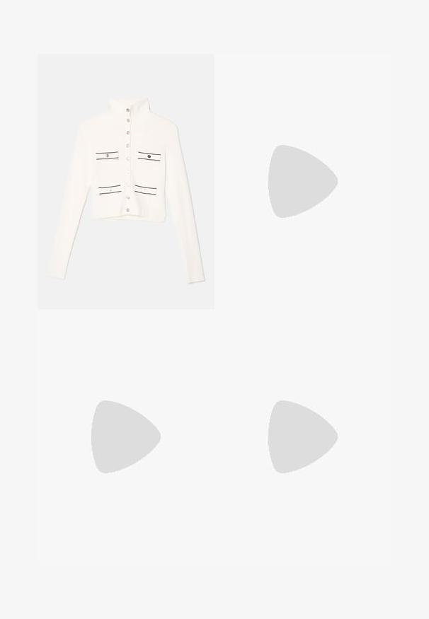 sandro CARDIGAN POCHES RAYE - Cardigan - ecru; Cardigan tricotat gri, cu mânecă scurtă și model în cabluri, având un guler din denim și cinci nasturi aurii în față.; Fustă mini neagră cu un top ajustat și trei straturi de material plisat în partea de jos, având o textură netedă și linii curate.; Sandale negre cu toc, cu barete subțiri, finisaj texturat, vârful deschis și un design elegant al tocului ascuțit. Au o talpă interioară netedă și o suprafață strălucitoare.