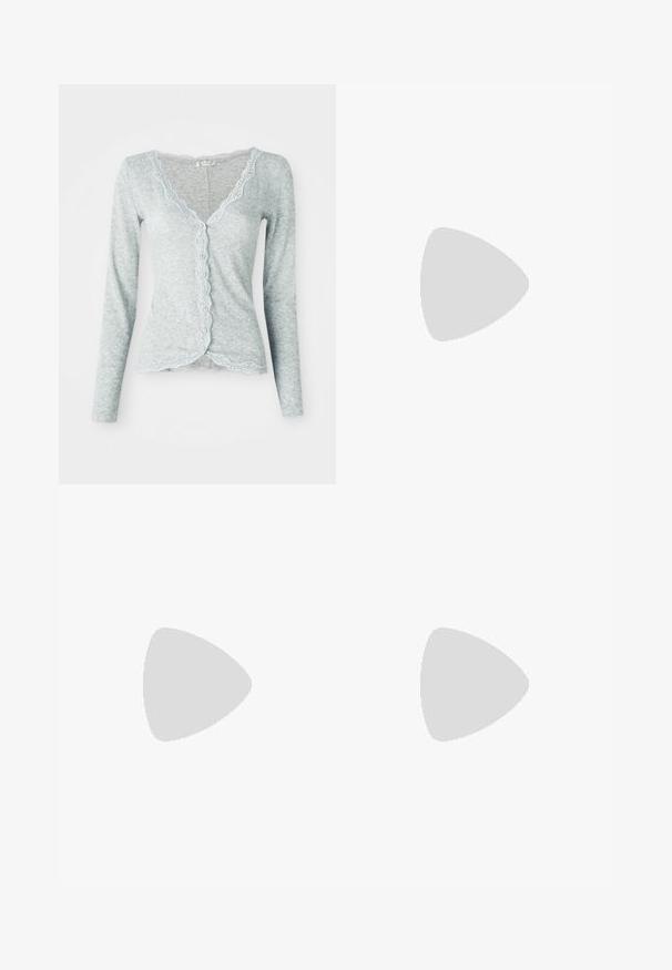 Svijetloplava veste izrađena od teksturiranog pletenog materijala. Ima čipkast rub u obliku školjke duž dekoltea i dugme sprijeda, s dugim rukavima.; Bela brezrokavnica s okroglim izrezom. Narejena iz gladkega materiala, ima sproščen kroj in minimalističen dizajn. Brez vzorcev ali okrasnih elementov.; Svetlo modri široki kavbojke z zbledelim videzom, ki vključujejo klasičen dizajn s petimi žepi in kovinske gumbe na pasu.; Bele platformske tene z belim zgornjim delom, ki spominja na usnje, okroglo obliko, oblazinjen ovratnik ter gumo z teksturo na podplatu z izrazitimi profili.