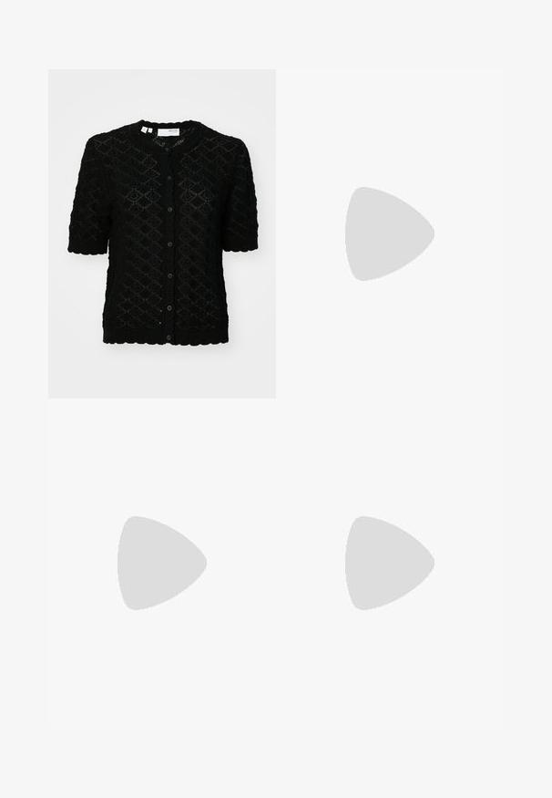 Zwarte gebreide cardigan met een gestructureerd ruitpatroon, korte mouwen, ronde halslijn en een knoopsluiting aan de voorkant met een gekartelde zoom.; Witte blouse met complexe borduursels, ronde uitsparingen en decoratieve volants mouwen, met een golvende zoom.; Zwarte, knie-lange rok gemaakt van zachte, lichte stof. Heeft een elastische tailleband en een eenvoudig, vloeiend ontwerp zonder versieringen.; Zwarte leren slingback schoen met een puntige neus en een slanke, gebogen hak. Voorzien van een discrete verstelbare band met een metalen gesp.