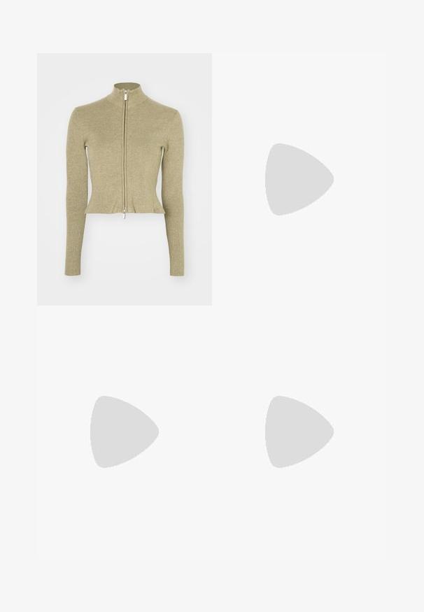 Dickies SEASONAL - Chaqueta de punto - imperial green; Camiseta de algodón blanca con cuello de canalé negro, mangas cortas, acentos de rayas negras y una cara sonriente amarilla bordada en el pecho.; Pantalones de pierna ancha en color crema con un patrón en zigzag, que cuentan con una cinturilla con logo negro y franjas negras en los laterales. Tejido ligero y texturizado.; Zapatillas blancas con rayas negras y acentos de ante beige. Cuentan con una suela de goma texturizada y cordones blancos planos, usadas con calcetines de color claro.