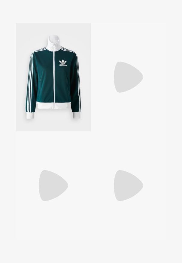 Casaco zip-up em tom teal, feito de tecido suave, com detalhes em branco nas mangas e um colarinho branco, apresentando o logótipo da Adidas no peito.; T-shirt de algodão azul-petróleo com detalhes verdes, apresentando um decote redondo, mangas raglan e logótipo da Adidas impresso no peito e na manga.; Calças de fato largas, pretas, feitas de tecido macio, com uma cintura elástica e um pequeno logótipo do lado esquerdo.; Ténis brancos com riscas pretas e detalhes em camurça bege. Apresentam uma sola de borracha texturizada e atacadores brancos lisos, usados com meias de tom claro.