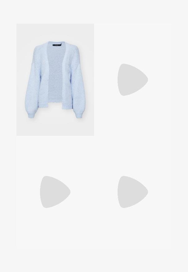 Vero Moda VMMAYBE OPEN  - Vesta na kopčanje - blue; Dvije bezrukavne rebraste majice s visokim ovratnikom u crnoj i bijeloj boji, s prilagođenim dizajnom i glatkom teksturom, te skraćenom dužinom.; Crne široke hlače izrađene od lagane tkanine, s prednjim zatvaranjem na dugme i ravnim prednjim dijelom, sa uredno šivenim rubovima.; Sportske cipele s gornjištem od bijele kože, sivi suedinasti nos i tri crne pruge. Imaju plavi logo na jeziku i teksturiranu gumenu podlogu.