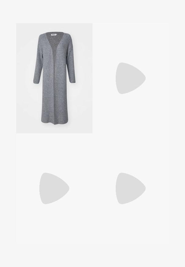 Lang, åpen-front cardigan i lysegrå strikket stoff, med V-hals og lange ermer med ribbestruktur.; Tre lange ermer t-skjorter stablet: svart, grå og hvit. Hver har en rund hals og et kort design med glatt, lett stoff.; Sorte flagrende bukser laget av elastisk stoff, med høyt liv og flagrende mansjetter med sidespalter for økt bevegelsesfrihet.; Grå semsket sneakers med hvite lisser, svarte striper og en hvit gummisåle. Har en sirkulær logo på tungen og en gummisåle.