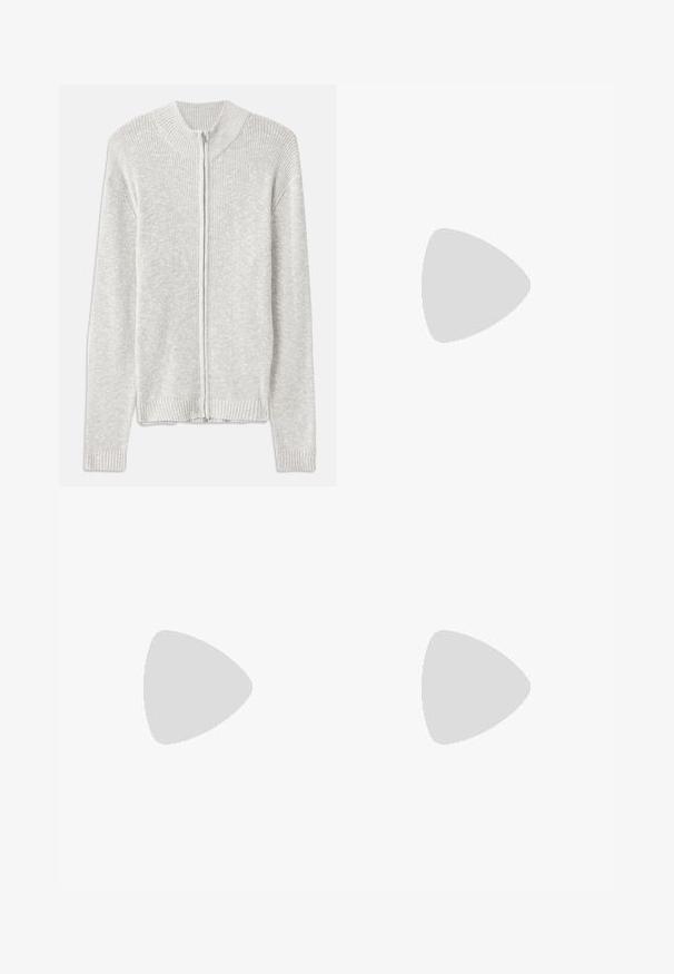 Ανοιχτό γκρι πλεκτό καρντάν με φερμουάρ μπροστά, ριγωτό γιακά και μανσέτες, με απλό, υγιές σχέδιο χωρίς επιπλέον μοτίβα.; Λευκό κοντομάνικο T-shirt με μικρό μαύρο κείμενο "NN. 07" στο αριστερό στήθος, σε φωτεινό φόντο.; Λινά παντελόνια σε ανοι�χτό μπεζ απόχρωση, με ίσια γραμμή, μπροστινές τσέπες και κουμπί κλεισίματος στη μέση.; Λευκά sneakers με σουέτ λεπτομέρειες, στρογγυλή μύτη, επίπεδα κορδόνια και κρέμα από καουτσούκ σόλα. Διαθέτει πράσινη επωνυμία στη φτέρνα.