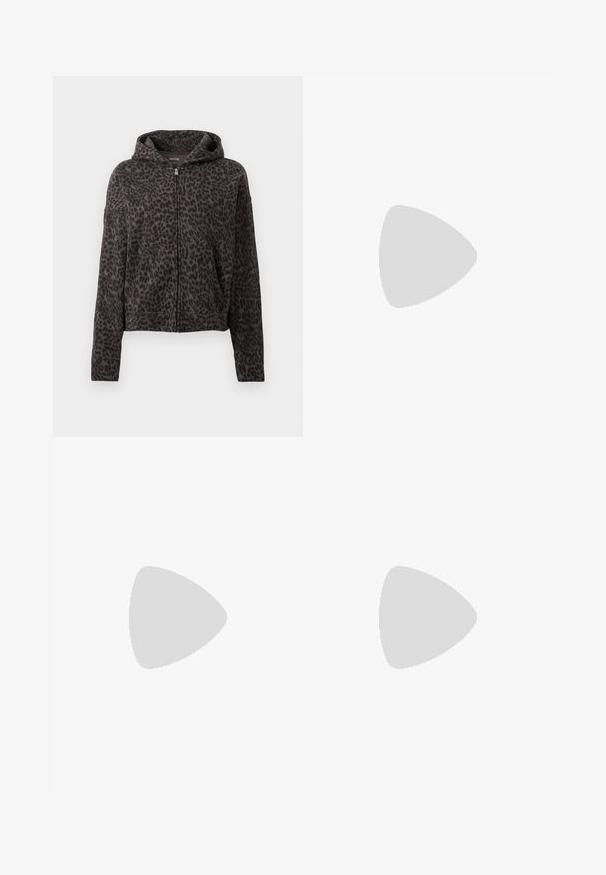 Svart hettegenser med leopardmønster, med glidelås foran, sidelommer og en avslappet passform. Stoffet ser mykt og strukturelt ut.; Svart oversized t-skjorte med en grafikk av en bjørn og teksten "IKKE SØT, MEN VILL" i fet, hvit skrift. Laget av bomull.; Lyseblå høytlivsjeans laget av denim. Har vide bein, to revne knær og klassisk fem-lommers design.; Hvit høy-skinn kanvas sneakers med svart gummisåle, gummitåhette foran og seks hull for snorer, med et rent, minimalistisk design.