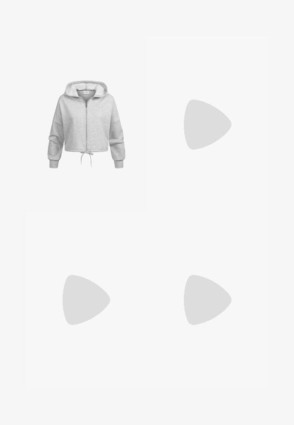 Svijetlosiva skraćena hoodie s prednjim zatvaračem, doraznim porubom, dugim rukavima, rebrastim manžetama i pričvršćenom kapuljačom.; Bijela uska majica od rebrastog materijala s kratkim rukavima i nabranim detaljima sa strane za teksturu i oblik.; Bijele hlače širokih nogavica napravljene od lagane tkanine. Imaju elastičan pojas s ušicom i bočne džepove. Glatka tekstura.; Bijela sandala na visokoj potpetici s debelim petom, s remenom i vezanjem oko gležnja. Glatka tekstura s platformom sprijeda za dodatnu visinu.