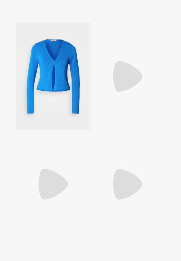 Blå langermet cardigan med dyp V-hals og en enkelt knapper, som har en tettsittende design og glatt, lett stoff.; Hvit T-skjorte med kort erm laget av myk bomull. Har rund hals og avslappet passform. Rent design uten synlige mønstre eller aksenter.; Marineblå bukser med vide ben laget av mykt stoff, med frontfolder, en glatt tekstur og en rett passform uten synlige lommer.; Sorte skinnpumper med spiss tå og lav blokkhelt. Har ankelrem med gullfarget spenne. Glatt tekstur.