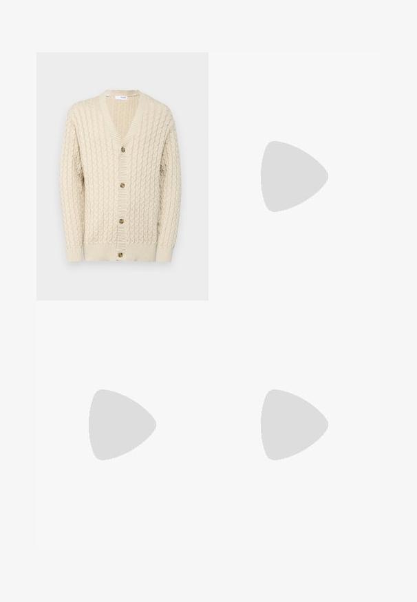 Beige kabelstrikket cardigan med V-hals, fem knapper foran, ribbede mansjetter og nederkant, samt teksturert stoff gjennom hele plagget.; Tre svarte langermede skjorter laget av myk stoff, med runde halslinjer og tettsittende mansjetter. Minimalistisk design uten synlige mønstre.; Sorte bomullbukser med smal passform, med to sidelommer og knappelukking foran. Teksturert stoff med subtile detaljer.; Sorte skinn Chelsea-støvler med elastiske sidepaneler, hemper, rund tå og teksturert gummisåle. Glatt overflate og robust design.