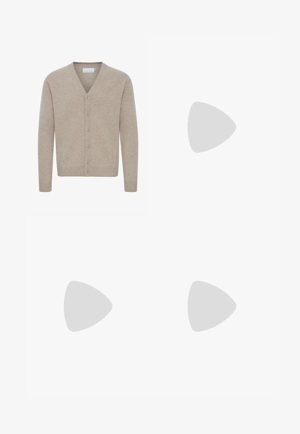 Beige cardigan van zacht materiaal, met een V-hals, sluiting met zeven knopen, geribbelde manchetten en zoom, en een gladde textuur.; Witte en blauwe gestreepte polo met een textuur van visgraatmotief, korte mouwen en een kraag. Voorzien van een geborduurd logo.; Beige, hoge taille broek met een wijde pijpontwerp. Bevat twee voorplooien en een soepele textuur. Standaard lengte met een nette afwerking.; Zwarte leren instappers met een gladde afwerking, gestikte details over de bovenkant en een licht verhoogde hak.
