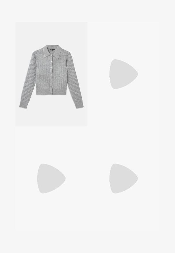 Siv cardigan z ribami s ovratnikom, sprednjim zapiranjem na sedem gumbov in okrašenim detajlom ovratnika. Mehka pletenina, prilegajoča oblika.; Mornarska polo majica z ribanim vzorcem, ki ima ostro ovratnik, kratke rokave in dve sprednji žepni z gumbom na pritisk; poudarjena z belimi šivnimi detajli.; Modre jeanske hlače s širšim robom in srednjim pasom, ki vključujejo sprednje in zadnje žepke ter subtilen izblšen videz.; Baletke s leopardjim vzorom in črnimi detajli, s zaobljenim nosom, ravnim podplatom in okrasno pentljo spredaj. Mehka tekstura.; Črna usnjena ročna torba z detajli fringa, zlatim verigo za rame in izrezanim ročajem. Na sprednji strani je nameščen logotip.