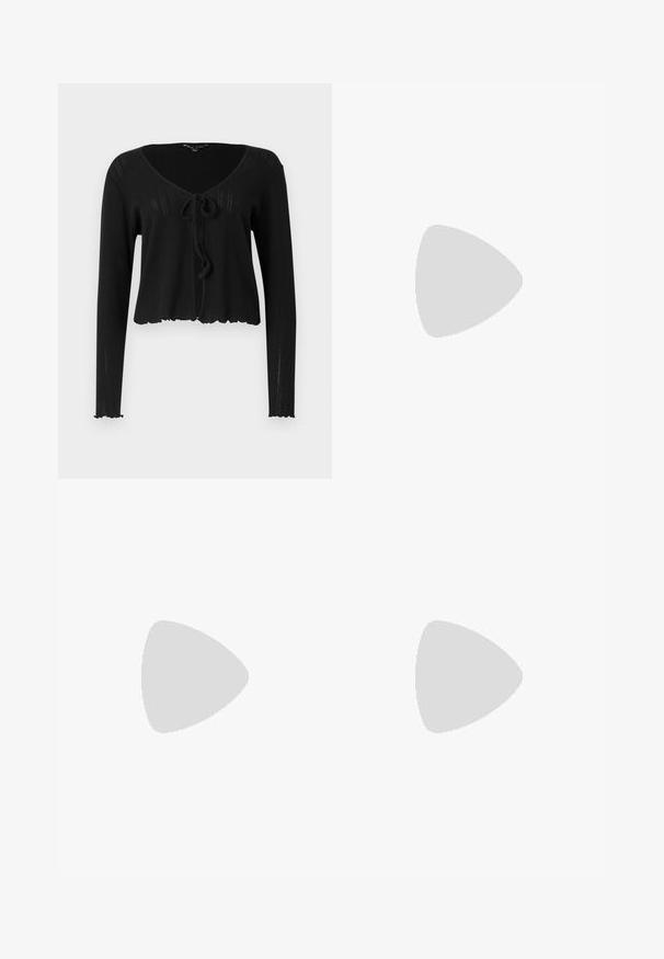 Cardigan noir court à manches longues, avec un décolleté en V, fermeture à lacer à l'avant et texture côtelée avec un ourlet ondulé.; Trois hauts à manches longues empilés : noir, gris et blanc. Chacun a un col rond et un design court avec un tissu lisse et léger.; Jean flare en denim foncé avec une taille ajustée, dotée d'une fermeture à bouton sur le devant, d'un design à cinq poches et de coutures le long des jambes.; Baskets en suède gris avec des lacets blancs, des rayures noires et une semelle en caoutchouc blanc. Présentent un logo circulaire sur la languette et une semelle en gomme.