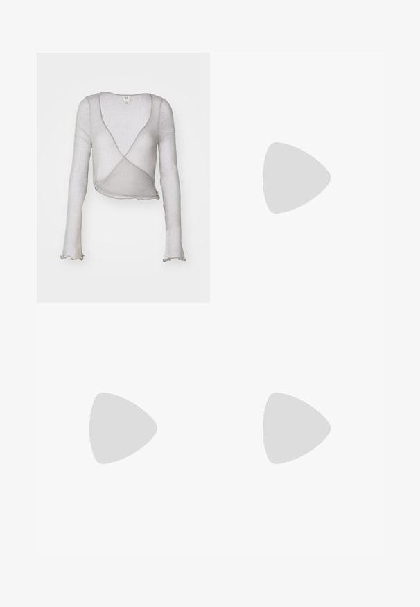 BDG Urban Outfitters SHEER TIE - Chaqueta de punto - grey; Tres camisetas de manga larga apiladas: negra, gris y blanca. Cada una tiene un escote redondo y un diseño recortado con una tela suave y ligera.; Pantalones negros acampanados hechos de un tejido elástico, con una pretina alta y puños acampanados que incluyen aberturas laterales para mayor libertad de movimiento.; Zapatillas de ante gris con cordones blancos, rayas negras y suela de goma blanca. Presentan un logo circular en la lengüeta y una suela de goma.